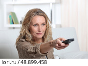 portrait of a woman with remote control. Стоковое фото, агентство Ingram Publishing / Фотобанк Лори