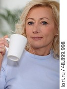 Woman drinking mug of coffee at home. Стоковое фото, агентство Ingram Publishing / Фотобанк Лори