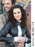Couple standing in front graffiti. Стоковое фото, агентство Ingram Publishing / Фотобанк Лори