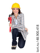Woman kneeling with wrench. Стоковое фото, агентство Ingram Publishing / Фотобанк Лори