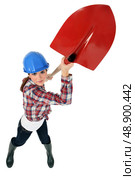 Construction worker wielding a shovel. Стоковое фото, агентство Ingram Publishing / Фотобанк Лори