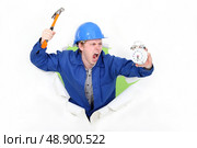 Angry man holding a hammer. Стоковое фото, агентство Ingram Publishing / Фотобанк Лори