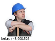 Worker resting on wooden stick. Стоковое фото, агентство Ingram Publishing / Фотобанк Лори