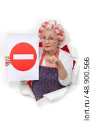 Elderly lady with hair rollers issuing warning. Стоковое фото, агентство Ingram Publishing / Фотобанк Лори