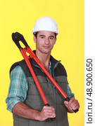 A construction worker holding pliers. Стоковое фото, агентство Ingram Publishing / Фотобанк Лори