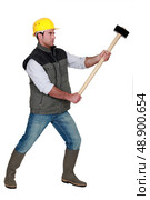 portrait of young carpenter holding hammer. Стоковое фото, агентство Ingram Publishing / Фотобанк Лори