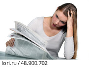 Woman reading a newspaper. Стоковое фото, агентство Ingram Publishing / Фотобанк Лори
