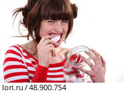 Female eating marshmallows. Стоковое фото, агентство Ingram Publishing / Фотобанк Лори