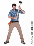 furious craftsman holding a hammer. Стоковое фото, агентство Ingram Publishing / Фотобанк Лори