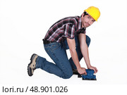 Tradesman using a sander. Стоковое фото, агентство Ingram Publishing / Фотобанк Лори