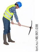 Handyman with a pickaxe. Стоковое фото, агентство Ingram Publishing / Фотобанк Лори