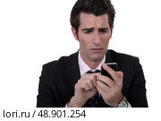 An anxious man texting. Стоковое фото, агентство Ingram Publishing / Фотобанк Лори