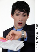Man panicking looking at his watch. Стоковое фото, агентство Ingram Publishing / Фотобанк Лори