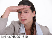 Brunette businesswoman saluting. Стоковое фото, агентство Ingram Publishing / Фотобанк Лори