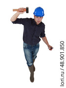 Tradesman holding a hammer. Стоковое фото, агентство Ingram Publishing / Фотобанк Лори