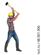 A manual worker with a sledgehammer. Стоковое фото, агентство Ingram Publishing / Фотобанк Лори