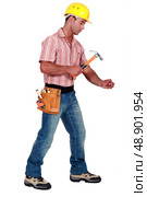 Tradesman using a hammer. Стоковое фото, агентство Ingram Publishing / Фотобанк Лори