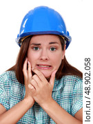 Indecisive woman in a hardhat. Стоковое фото, агентство Ingram Publishing / Фотобанк Лори