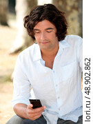 bloke reading an sms. Стоковое фото, агентство Ingram Publishing / Фотобанк Лори