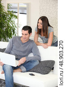 Couple looking at a laptop. Стоковое фото, агентство Ingram Publishing / Фотобанк Лори