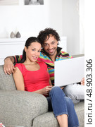 Metis couple using laptop at home. Стоковое фото, агентство Ingram Publishing / Фотобанк Лори