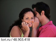 Couple whispering. Стоковое фото, агентство Ingram Publishing / Фотобанк Лори