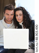 Couple looking at their laptop. Стоковое фото, агентство Ingram Publishing / Фотобанк Лори