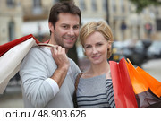 Couple out shopping together. Стоковое фото, агентство Ingram Publishing / Фотобанк Лори
