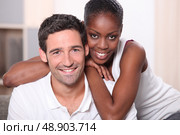 Mixed race couple indoors. Стоковое фото, агентство Ingram Publishing / Фотобанк Лори
