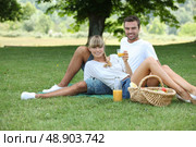 Couple picnicking in the countryside. Стоковое фото, агентство Ingram Publishing / Фотобанк Лори