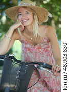 Woman with hat on a bicycle. Стоковое фото, агентство Ingram Publishing / Фотобанк Лори