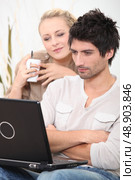 man and woman looking at a laptop. Стоковое фото, агентство Ingram Publishing / Фотобанк Лори