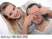 woman surprising her boyfriend. Стоковое фото, агентство Ingram Publishing / Фотобанк Лори
