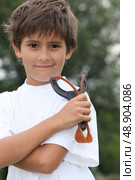 Little boy holding catapult. Стоковое фото, агентство Ingram Publishing / Фотобанк Лори