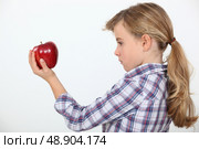 Girl holding an apple. Стоковое фото, агентство Ingram Publishing / Фотобанк Лори
