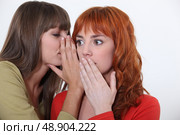 Two young women gossiping. Стоковое фото, агентство Ingram Publishing / Фотобанк Лори