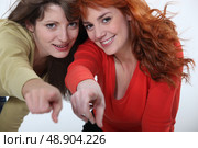 Teens pointing to the front. Стоковое фото, агентство Ingram Publishing / Фотобанк Лори