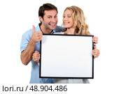Couple holding white board. Стоковое фото, агентство Ingram Publishing / Фотобанк Лори
