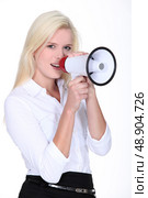 Blond woman speaking into megaphone. Стоковое фото, агентство Ingram Publishing / Фотобанк Лори