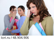 Girls criticizing another girl. Стоковое фото, агентство Ingram Publishing / Фотобанк Лори