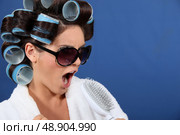 Young woman wearing sunglasses with her hair in rollers. Стоковое фото, агентство Ingram Publishing / Фотобанк Лори
