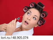 Woman with curlers and lipstick. Стоковое фото, агентство Ingram Publishing / Фотобанк Лори