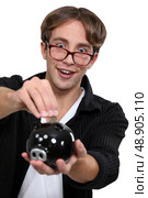 Geeky man saving money. Стоковое фото, агентство Ingram Publishing / Фотобанк Лори