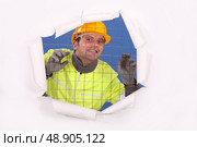 Construction worker behind wire fence. Стоковое фото, агентство Ingram Publishing / Фотобанк Лори
