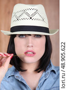 Woman wearing a Panama hat. Стоковое фото, агентство Ingram Publishing / Фотобанк Лори