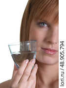 Woman with glass of water. Стоковое фото, агентство Ingram Publishing / Фотобанк Лори