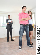 Couple being shown around property. Стоковое фото, агентство Ingram Publishing / Фотобанк Лори