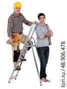 Carpenter taking on new trainee. Стоковое фото, агентство Ingram Publishing / Фотобанк Лори