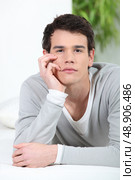 Bored young man at home. Стоковое фото, агентство Ingram Publishing / Фотобанк Лори