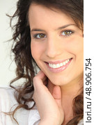 beautiful young woman smiling. Стоковое фото, агентство Ingram Publishing / Фотобанк Лори